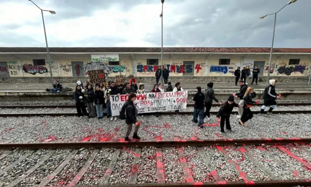 Τρίκαλα: Χιλιάδες πολίτες στους δρόμους ζητούν δικαίωση για τα θύματα των Τεμπών